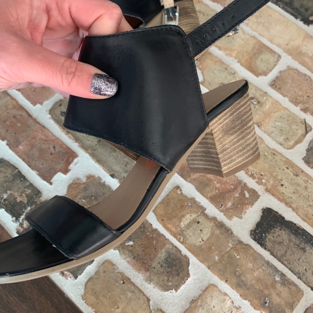 Woman's size 7 sandals with heels - Picture 5 of 6